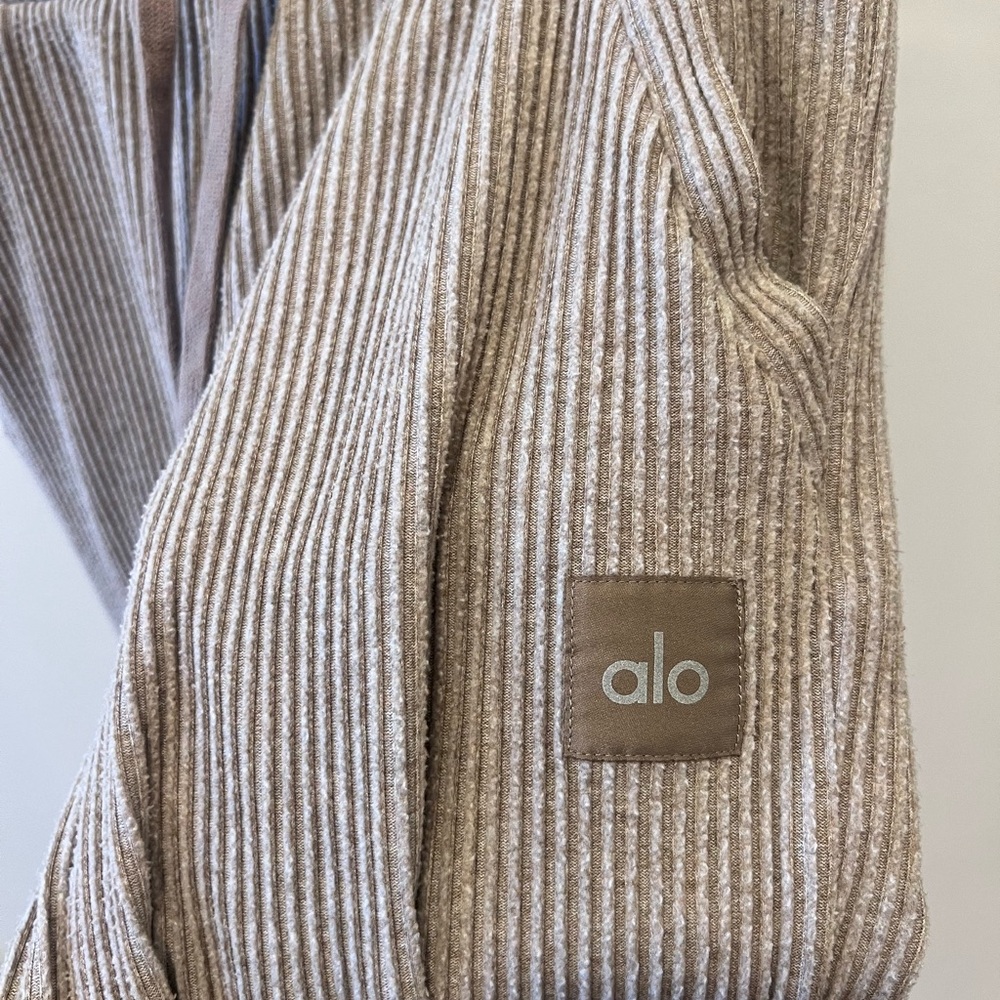 Alo Yoga Muse Ribbed V Neck Pullover & Jogger Set - Picture 9 of 12